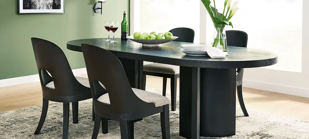 Oval kitchen table in a farmhouse kitchen