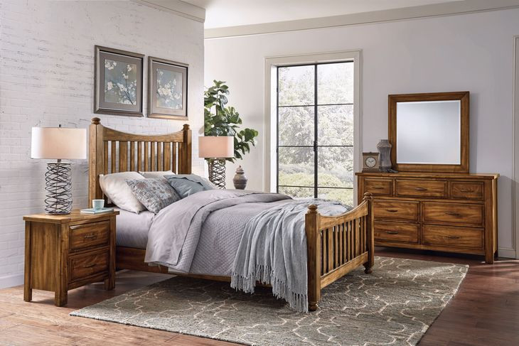 Maple Road Antique Amish Scalloped Storage Panel Bedroom Set