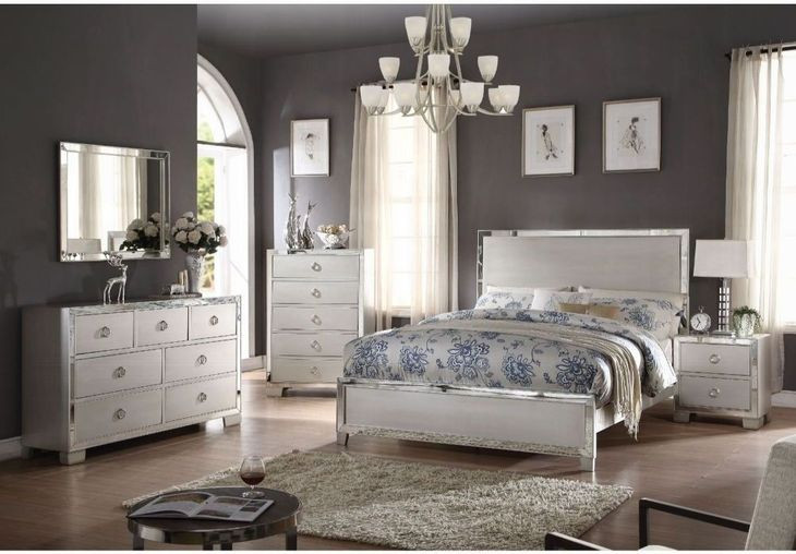 Voeville II Platinum King Panel Bed