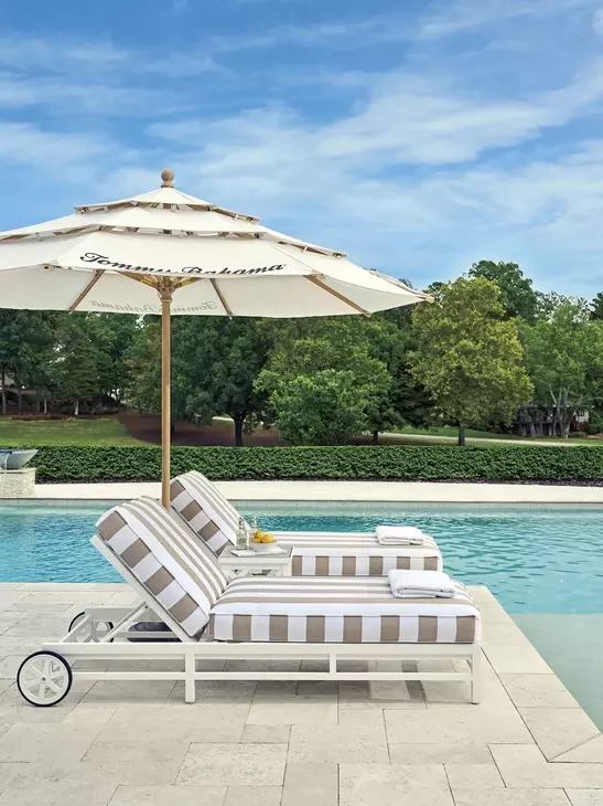 Island Classic White and Brown Outdoor 33" Chaise