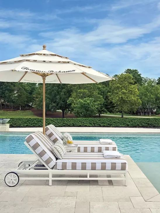 Island Classic White and Brown Outdoor 33" Chaise