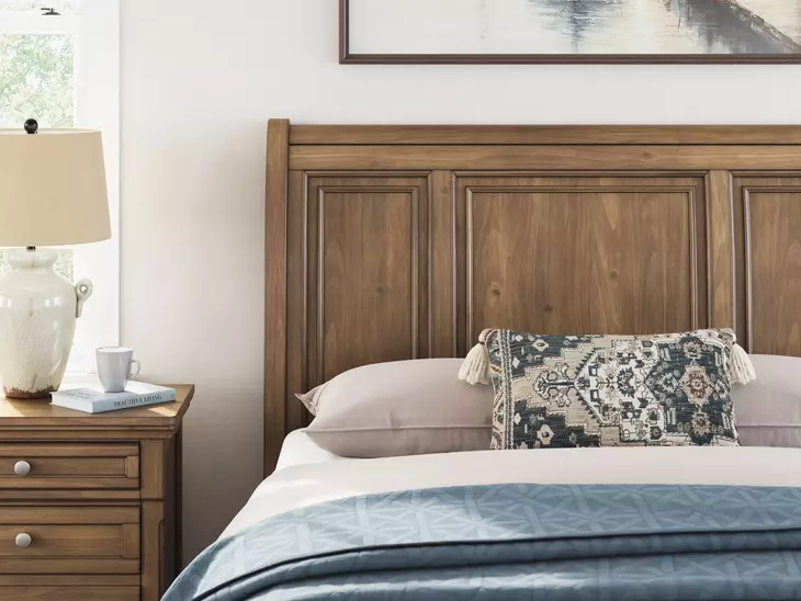 Vandenmore Medium Brown Queen Sleigh Panel Bed