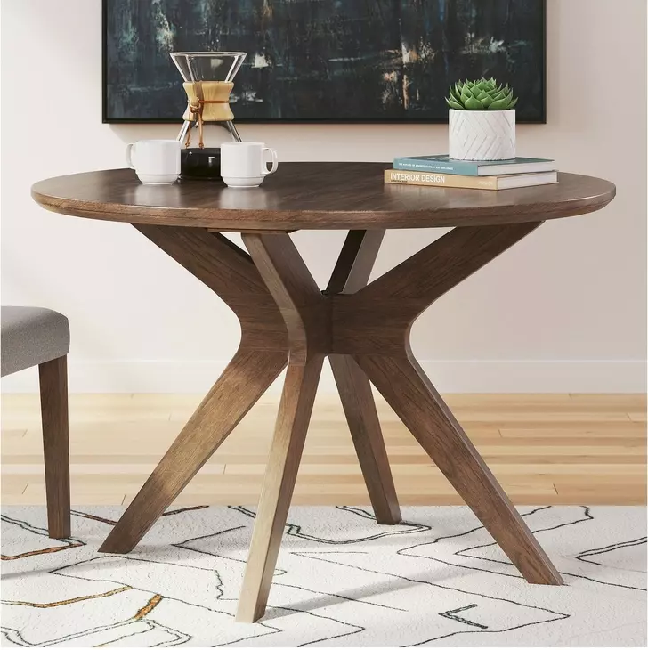 Lyncott Medium Brown Round Dining Table
