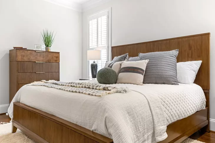 Manhattan Valley Vintage Chestnut Queen Panel Bed