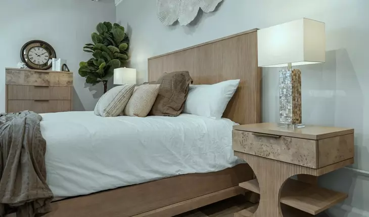 Manhattan Valley Dusty Rose Queen Panel Bed