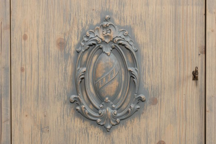 Crested Carmine Legno 4 Door TV Stand