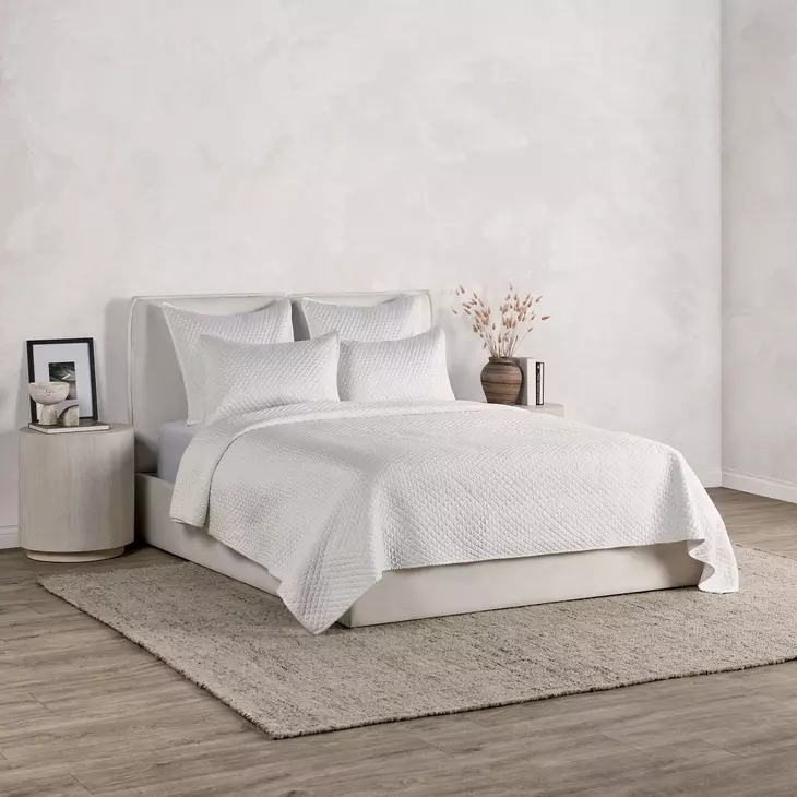 Diamond White Queen Quilt