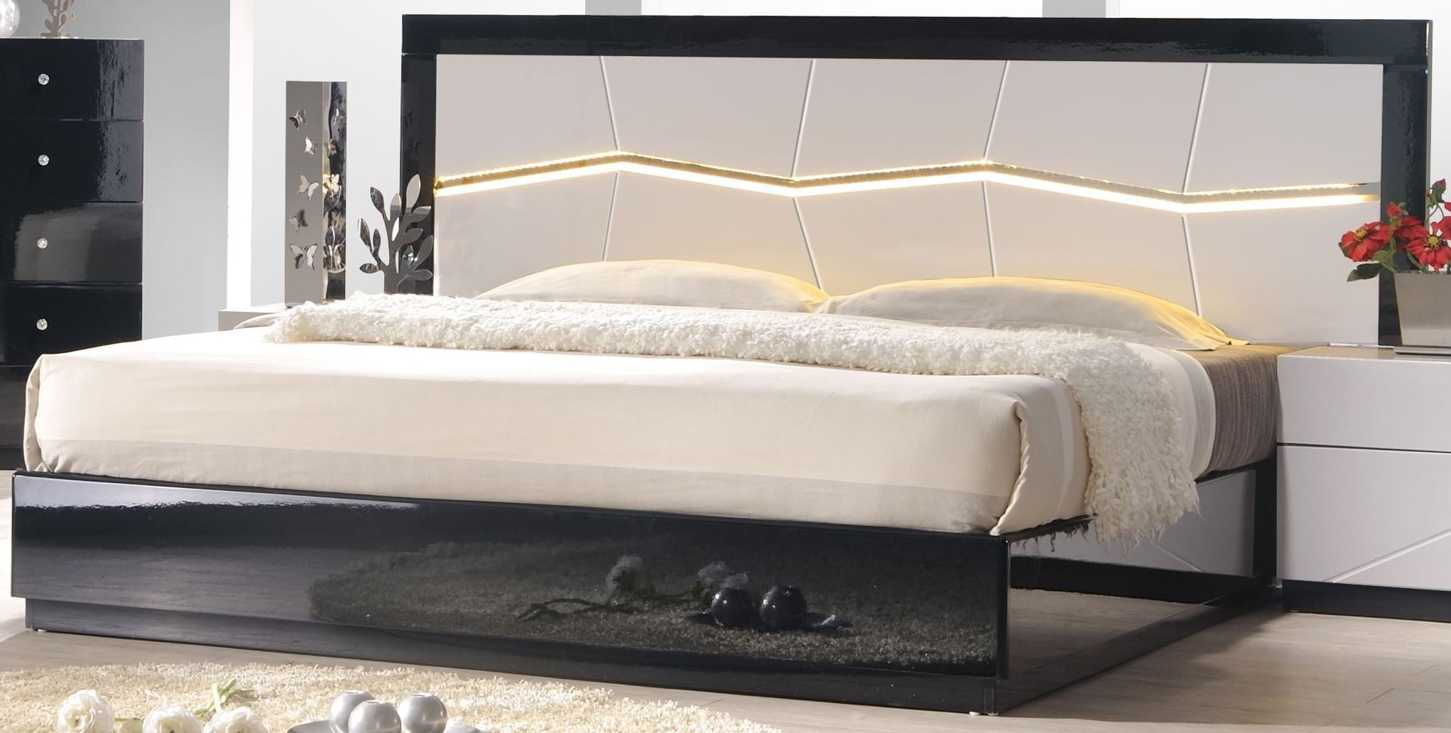 Turin Light Grey and Black Lacquer Platform Bedroom Set from J&M (17854