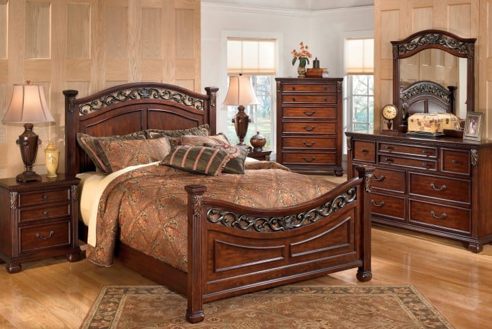 Leahlyn Warm Brown Poster Bedroom Set from Ashley ...